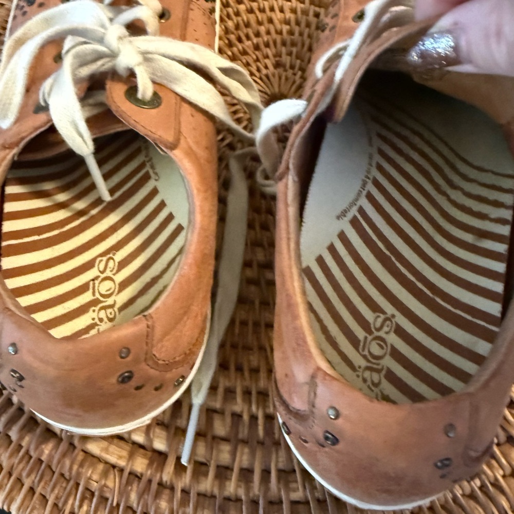 Taos Footwear Brown Leather Lace-Up Sneakers with White Soles - Picture 10 of 10